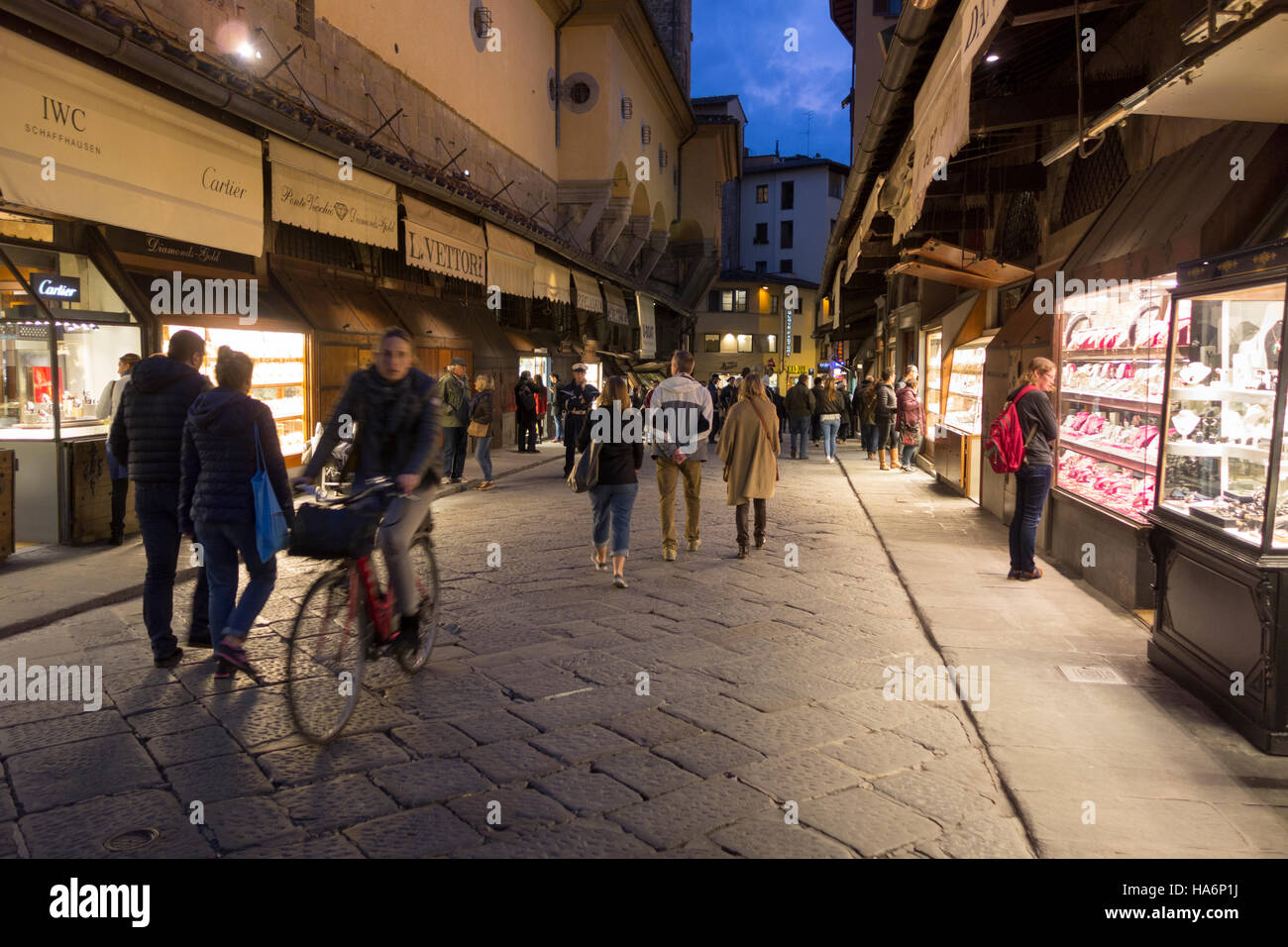 Abend shopping auf der Brücke Ponte Vecchio, Florenz, Italien Stockfoto