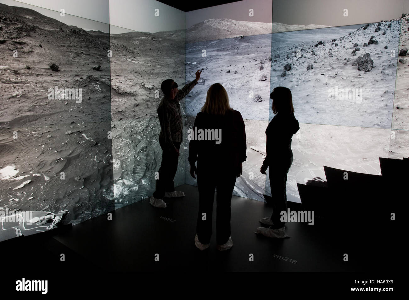 Dieses Bild zeigt die computergenerierten wissenschaftlichen Visualisierungen in der HÖHLE (Cave Automatic Virtual Environment) des Los Alamos National Laboratory. Die HÖHLE ist ein System, das Forscher in 3D-Datenumgebungen eintauchen lässt. Stockfoto