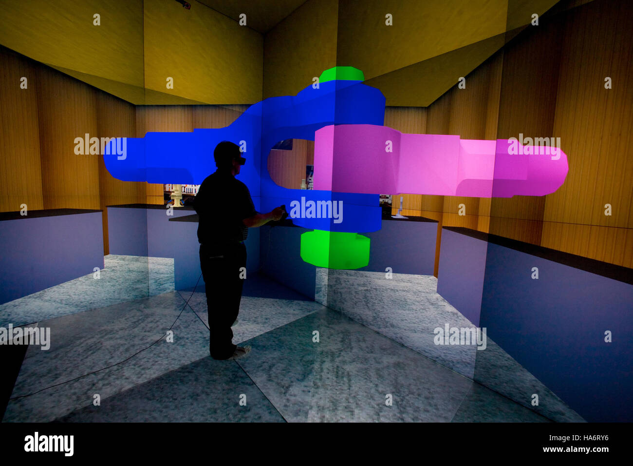 Die Virtual Assembly in the CAVE im Los Alamos National Laboratory zeigt immersive 3D-Simulationen, die für wissenschaftliche und technische Forschung verwendet werden. Diese virtuelle Umgebung unterstützt komplexe Datenvisualisierungen und kooperative wissenschaftliche Arbeiten. Stockfoto