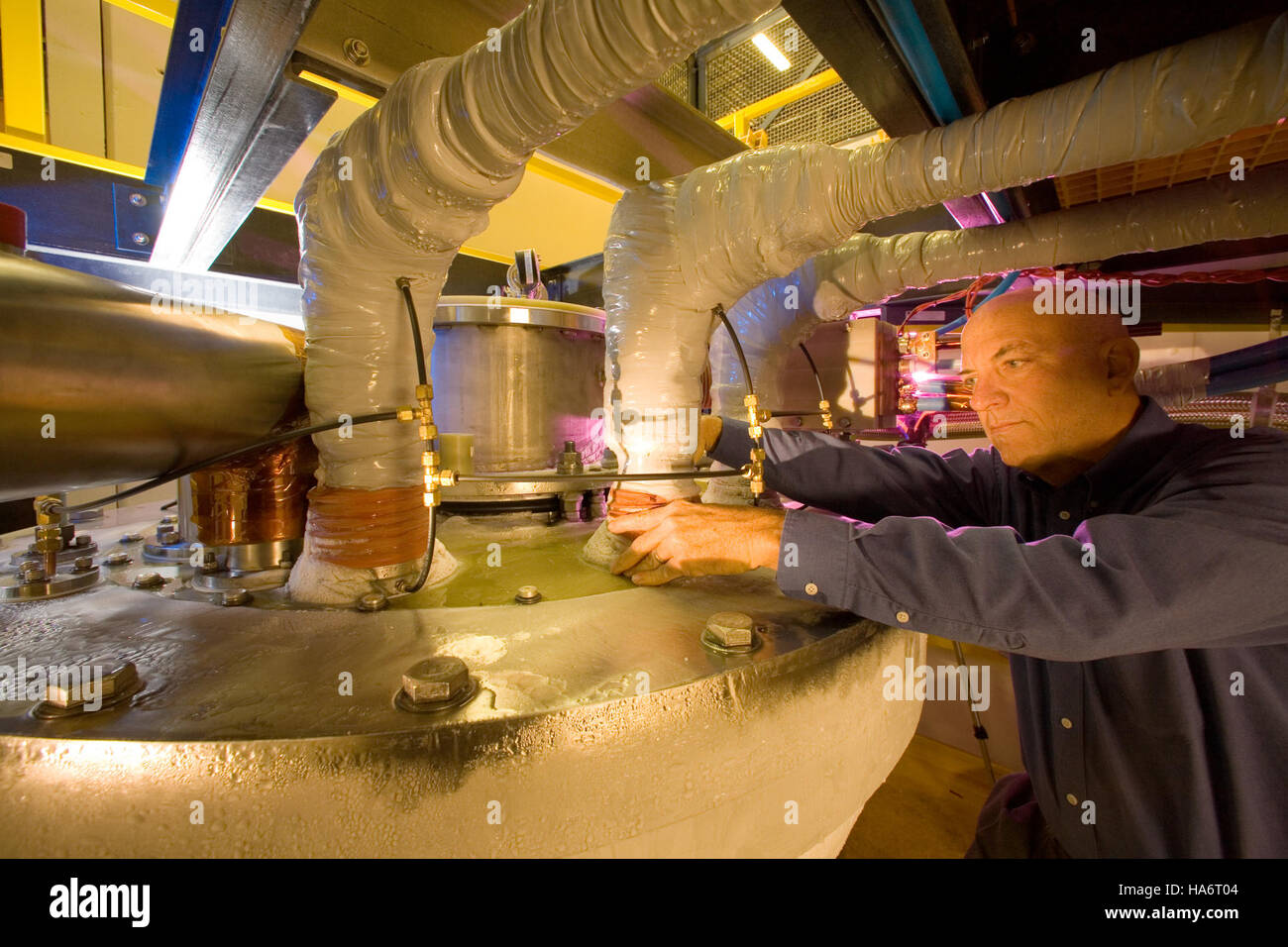 Der 100 Tesla Multi-Shot Magnet befindet sich im Los Alamos National Laboratory und ist ein hochmodernes wissenschaftliches Instrument, das in Hochfeldmagnetexperimenten eingesetzt wird. Dieser Magnet ist für die Förderung der Materialwissenschaft und der Quantenphysik von entscheidender Bedeutung, da er präzise Messungen von Magnetfeldern auf noch nie dagewesenem Niveau ermöglicht. Stockfoto