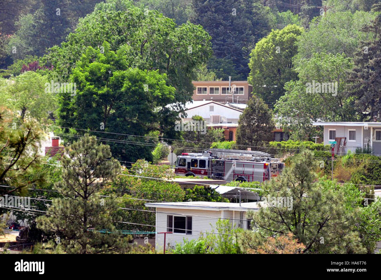 Losalamosnatlab 5888889955 weben durch Berghang Häuser Stockfoto