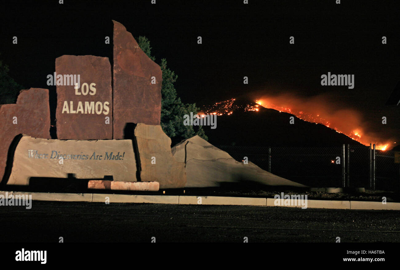 Das Bild fängt das lebhafte Feuerwerk über Los Alamos am 4. Juli ein und zeigt eine farbenfrohe und festliche Feier des amerikanischen Unabhängigkeitstages. Diese Veranstaltung ist Teil der jährlichen Tradition der Gemeinde, den Feiertag zu ehren. Stockfoto