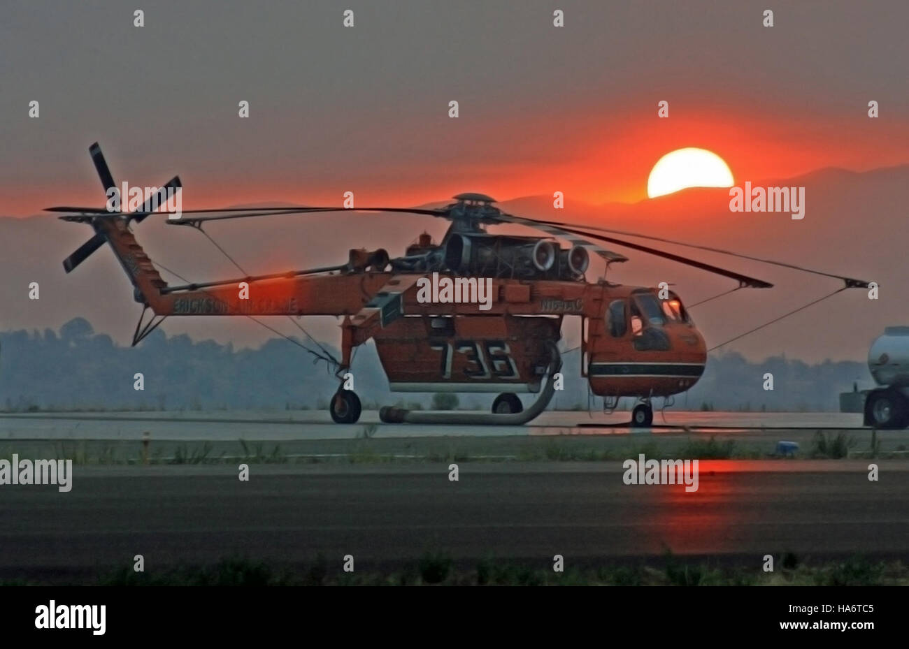 Ein fesselndes Foto von einem Sonnenaufgang am Flughafen Los Alamos, das die natürliche Schönheit der umliegenden Landschaft und das Licht am frühen Morgen über dem Flugplatz zeigt. Stockfoto