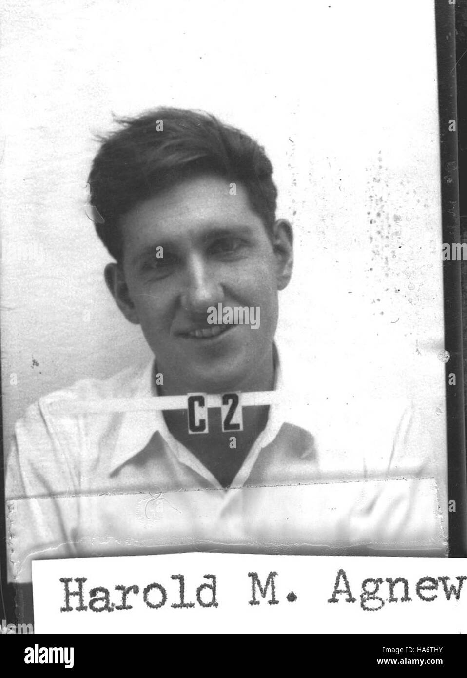 Dieses Bild ist ein historisches Foto, das Harold Agnew am Los Alamos National Laboratory zeigt. Agnew, ein prominenter Physiker, war während des Manhattan Project an der Entwicklung von Atomwaffen beteiligt. Stockfoto