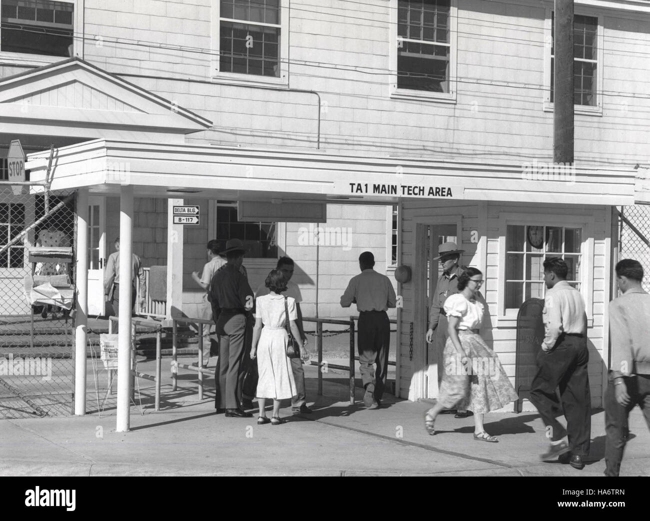 Der Eingang zum Haupttechnikgebiet des Los Alamos National Laboratory im Jahr 1951 ist ein bedeutender Ort in der Geschichte der wissenschaftlichen Forschung, insbesondere während der Entwicklung der Nukleartechnologie und der nationalen Sicherheitsbemühungen. Stockfoto