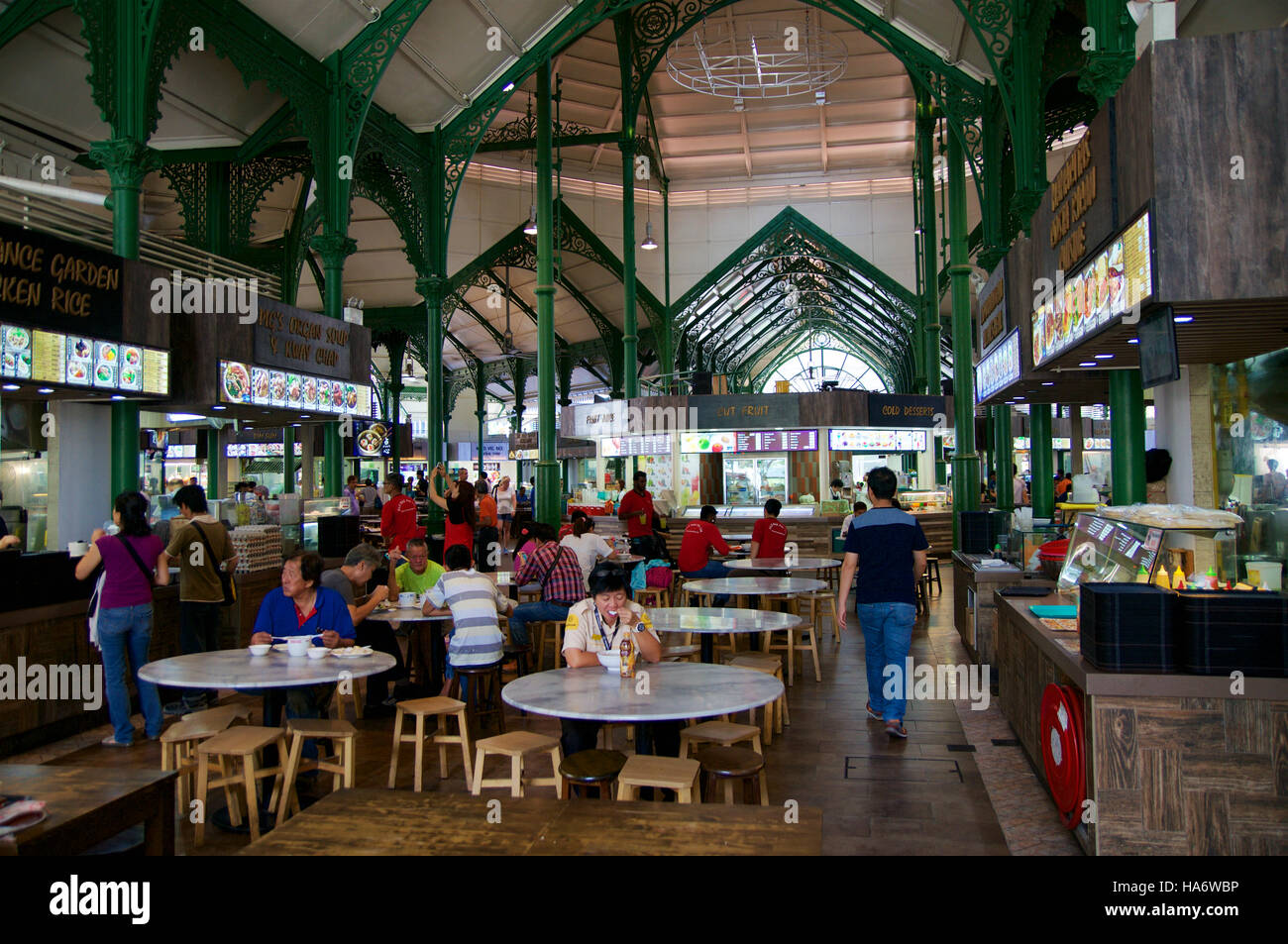 Singapur - 23. Juli 2016: Lau Pa Sat Festival Market war früher bekannt als Telok Ayer - jetzt ist es ein beliebter Ort catering und nationaler historischer Grenzstein Stockfoto