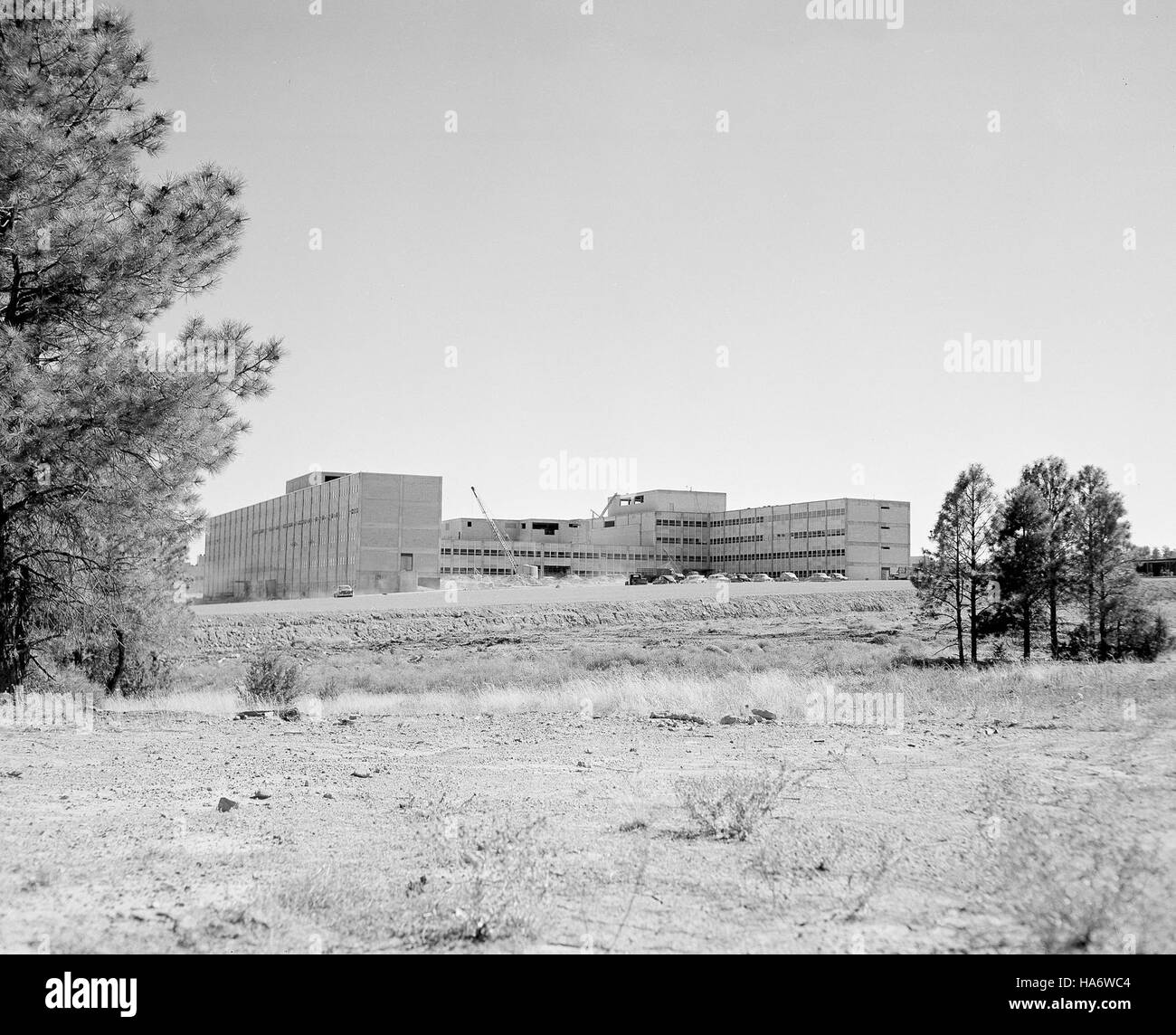Das Verwaltungsgebäude des Los Alamos National Laboratory 1955 ist ein historischer Ort, der für die wissenschaftliche Forschung und die Entwicklung von Schlüsseltechnologien von zentraler Bedeutung ist. Dieses Gebäude ist nach wie vor ein Symbol für den Fortschritt der Nation in Wissenschaft und nationaler Sicherheit. Stockfoto