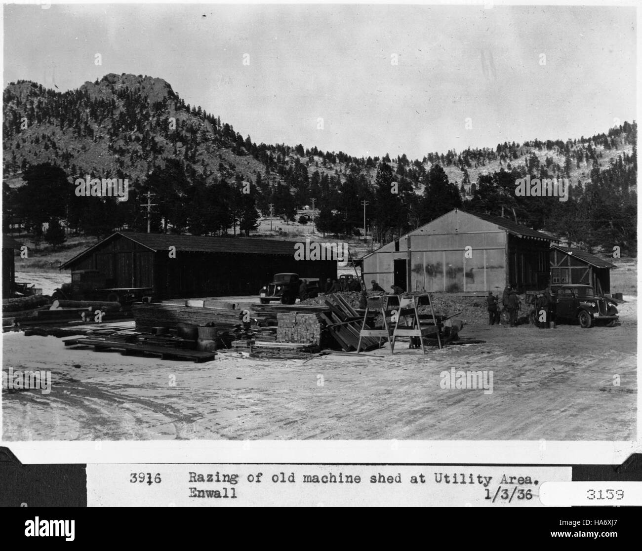 Der Abriss eines alten Maschinenschuppen im Rocky Mountain National Park markiert den Abbau veralteter Infrastruktur und steht im Einklang mit den Bemühungen des Parks, seine natürliche Schönheit und seine historischen Sehenswürdigkeiten zu erhalten und gleichzeitig die ökologische Integrität zu wahren. Stockfoto