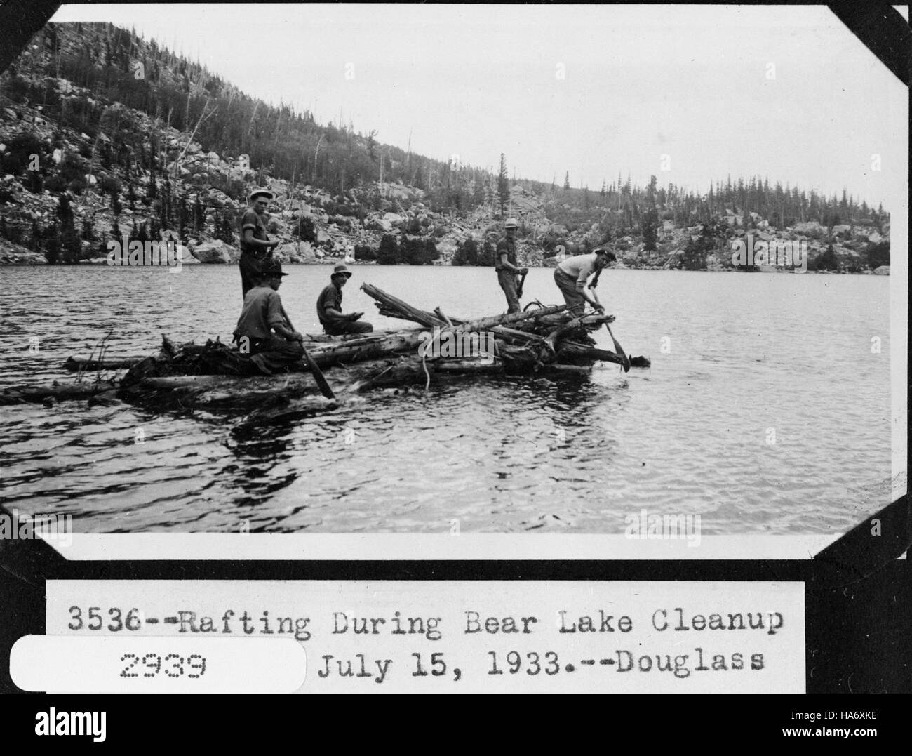 Rafting am Bear Lake, Teil einer vom Civilian Conservation Corps (CCC) unterstützten Säuberungsaktion, hebt historische und moderne Bemühungen hervor, die natürliche Schönheit des Parks zu erhalten und die ökologische Gesundheit zu verbessern. Stockfoto