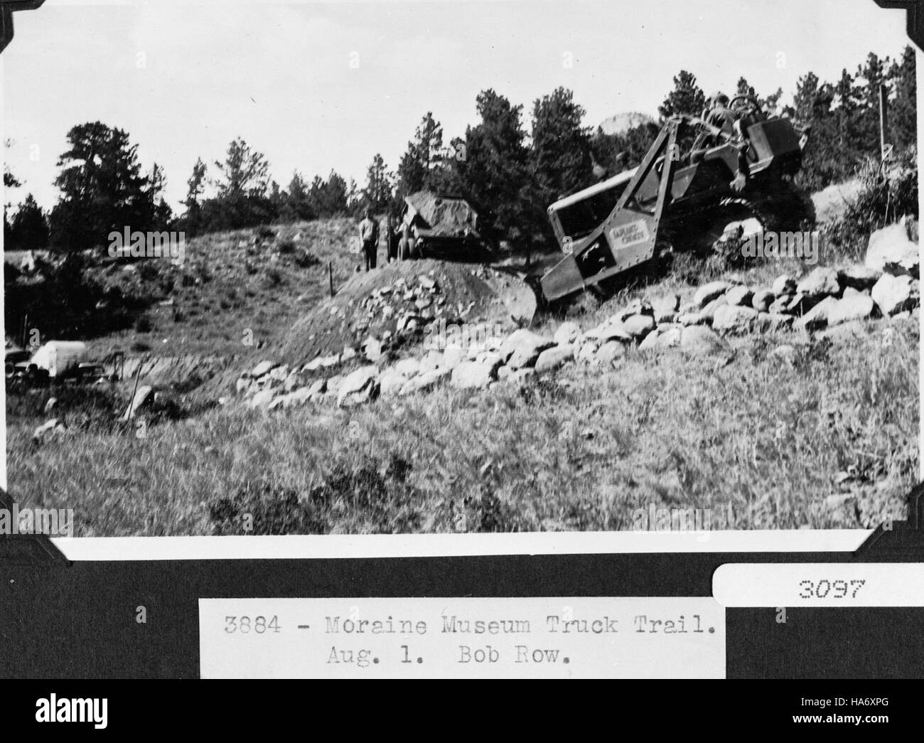 Ein historisches Bild aus dem Rocky Mountain National Park, das das Moraine Museum und den Truck Trail zeigt, ein Überbleibsel der Bemühungen des Civilian Conservation Corps, die Infrastruktur des Nationalparks in den 1930er Jahren zu entwickeln Stockfoto