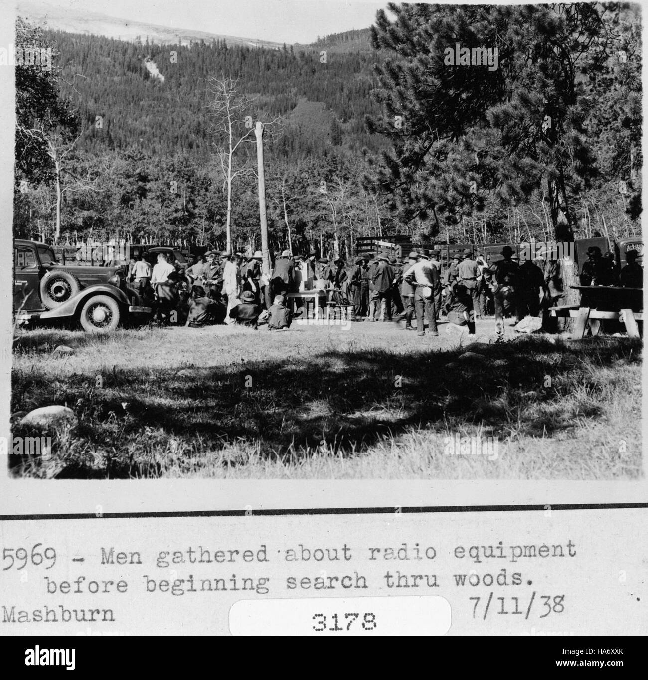 Rockynps 25587899901 Männer über Funkanlagen vor Beginn Suche durch den Wald nach Beilhartz jungen versammelt Stockfoto