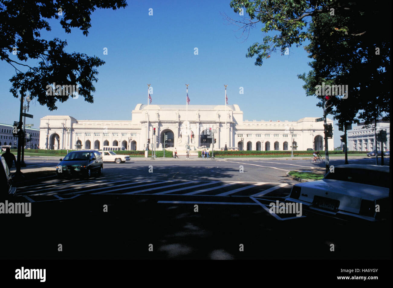 Der Bahnhof an der Union Station in Washington, D.C. dient als wichtiger Verkehrsknotenpunkt und verbindet verschiedene Regionen der USA. Er ist von Nationalparks umgeben und ist sowohl für politische als auch für nationale Tourismusaktivitäten von zentraler Bedeutung, da er eine wichtige Verbindung zwischen Regierung, Natur und öffentlichen Räumen bietet. Stockfoto