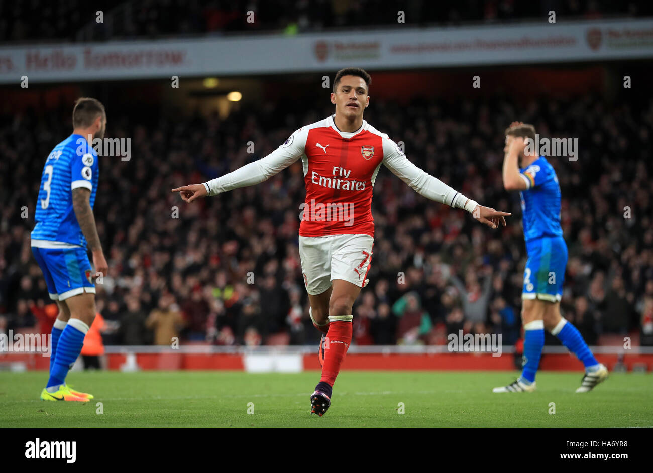 Arsenals Alexis Sanchez feiert Tor seiner Mannschaft dritte des Spiels während der Premier-League-Spiel im Emirates Stadium in London. Stockfoto