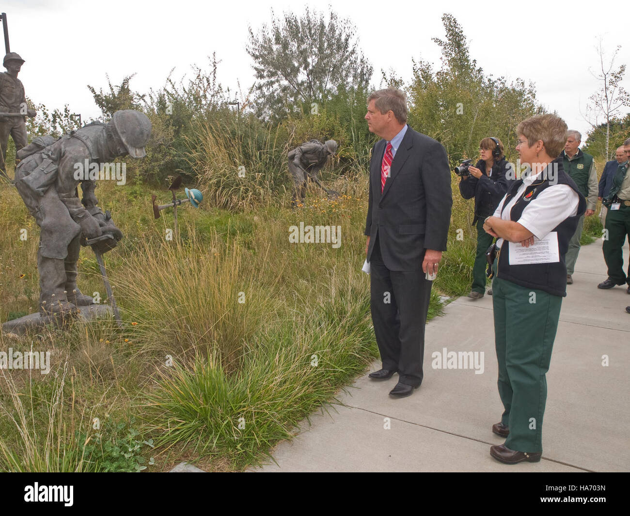 Beamte des US-Landwirtschaftsministeriums, darunter Chief Tom Tidwell und Minister Tom Vilsack, besuchten das National InterAgency Fire Center (NIFC) in Boise, um die Vorbereitung und Reaktion auf Waldbrände zu unterstützen. Stockfoto