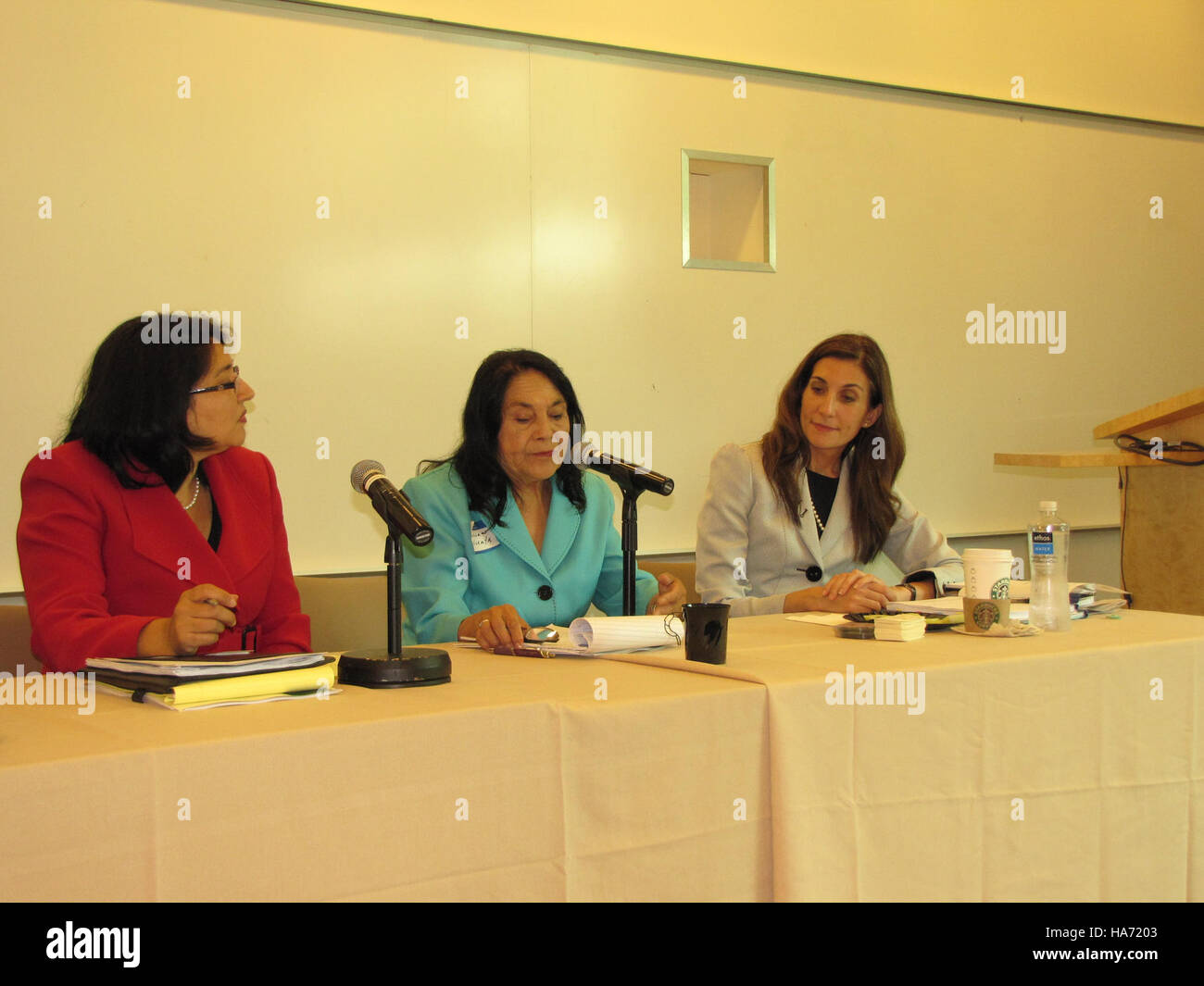 Lisa Pino nimmt an einem Rundtischgespräch im Western Regional Office (WRO) über SNP (Special Nutrition Programs) Teil. Die Diskussion konzentriert sich auf die Förderung von Strategien, die Ernährung und Wellness in Gemeinden unterstützen, in Übereinstimmung mit der Mission des USDA, Gesundheit und Wellness durch gemeindenahe Programme zu fördern. Stockfoto