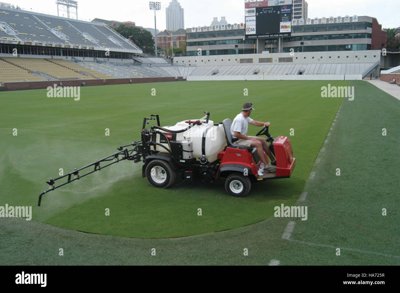 Bild des Bobby Dodd Stadions, das seine Rolle in der Geschichte der USA, die Integration von Sport und Kultur und seine Verbindung zu Nationalparks und öffentlichen Ländereien zeigt. Stockfoto