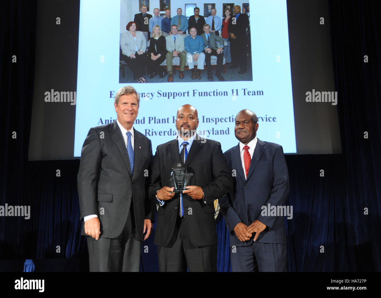 Das USDA Emergency Support Function 11-Team, das mit dem Honor Award 2010 ausgezeichnet wurde, spielt eine entscheidende Rolle beim Schutz der Landwirtschaft und der öffentlichen Gesundheit durch rasche Reaktion auf Notfälle. Dazu gehört auch der Umgang mit Krankheitsausbrüchen, Schädlingen und anderen Bedrohungen in der Landwirtschaft. Die Auszeichnung hebt die fortlaufenden Bemühungen des Teams zur Unterstützung der nationalen Sicherheit und der öffentlichen Gesundheit hervor. Stockfoto