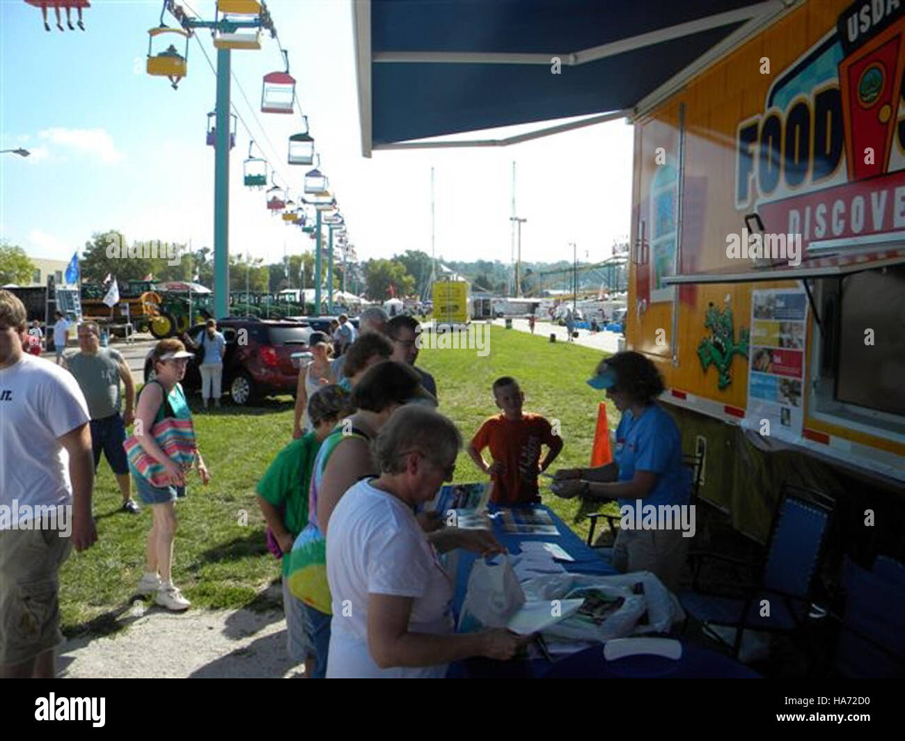 Ein Blick auf die Straßenbahn auf der Iowa State Fair aus der Vogelperspektive, die die Route und den Standort der Messe hervorhebt. Das Bild wird in einer hohen Auflösung aufgenommen, die die Größe des Ereignisses und die Umgebung veranschaulicht. Stockfoto