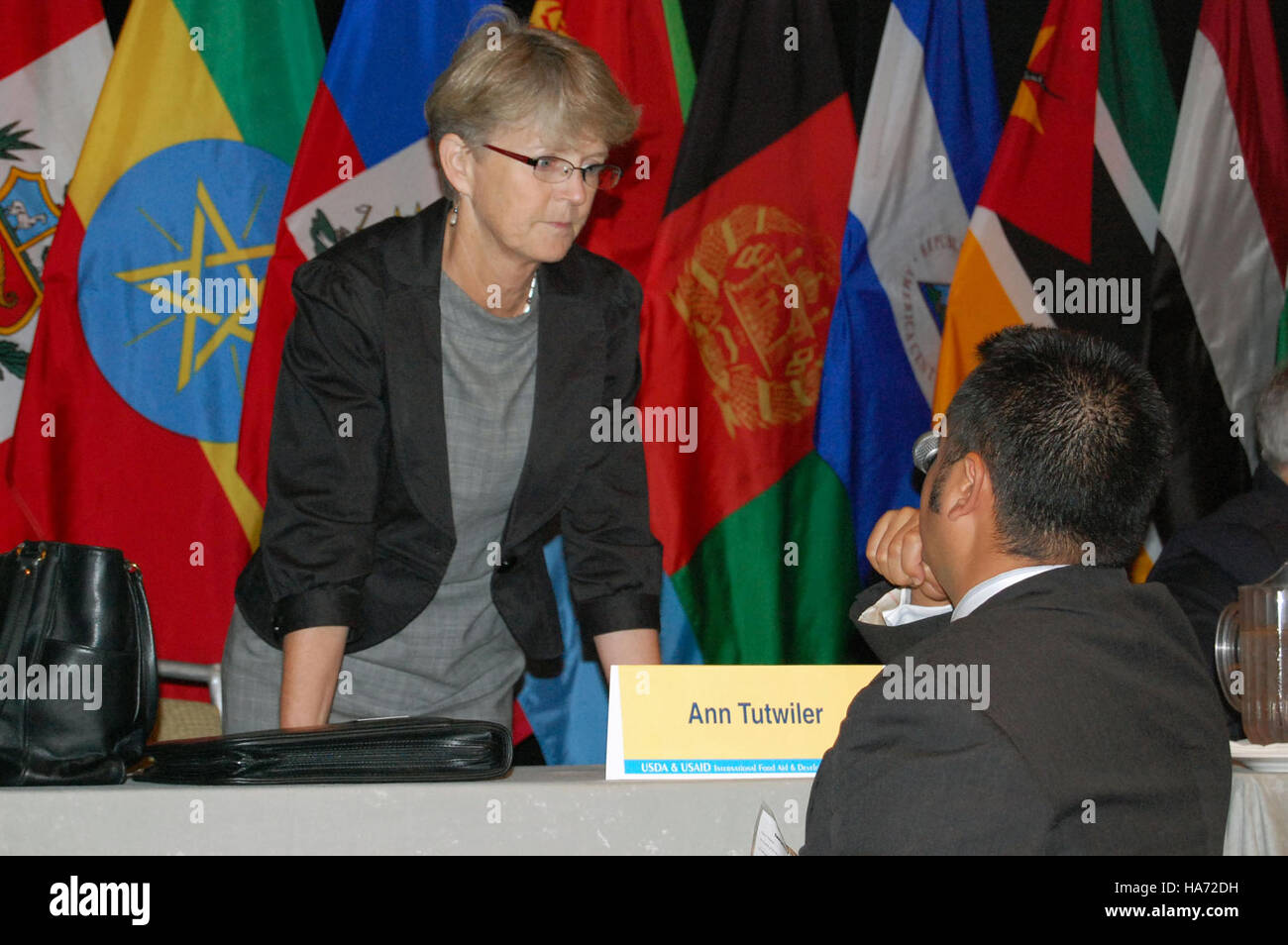 Ann Tutwiler, eine USDA-Beamtin, nimmt an einer USDA-Veranstaltung Teil, die sich mit der Bedeutung der Agrarpolitik und der internationalen Ernährungssicherheit befasst. Die Veranstaltung hob die weltweiten Bemühungen des USDA in den Bereichen Nahrungsmittelhilfe und nachhaltige Landwirtschaft hervor. Stockfoto