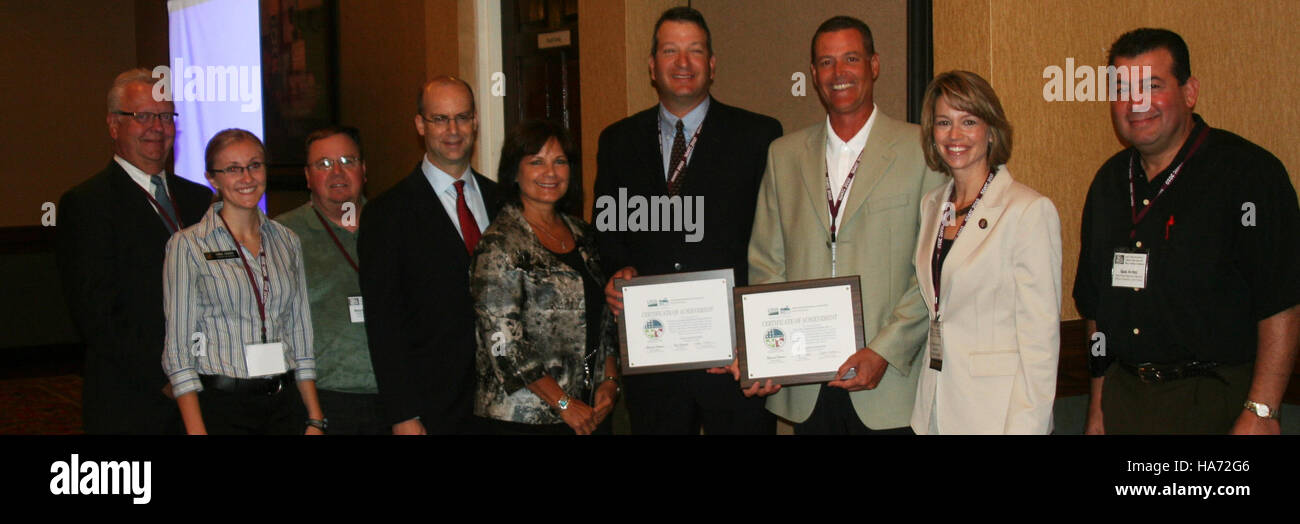 Dieses Foto von J.A. French zeigt einen unbekannten Mann neben einem Pferd in Keene, New Hampshire. Das Bild fängt einen ländlichen Moment ein: Der Mann trägt einen Hut und das Pferd steht neben einem weißen Pfostenzaun. Es ist eine Darstellung des ländlichen Lebens im frühen 20. Jahrhundert und spiegelt die Einfachheit und den Charme der Kleinstadt New England wider. Stockfoto