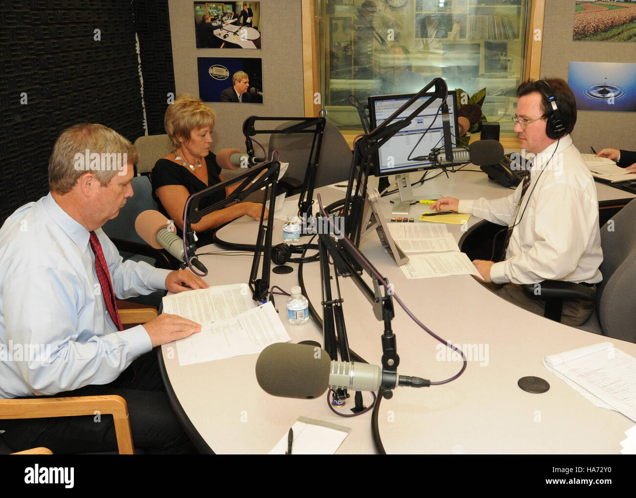 Minister Tom Vilsack, der hier auf einer USDA-Veranstaltung zu sehen war, engagiert sich während der Umsetzung des American Recovery and Reinvestment Act (ARRA) für die öffentliche Kommunikation und hebt die staatliche Unterstützung für die landwirtschaftliche Entwicklung hervor. Stockfoto