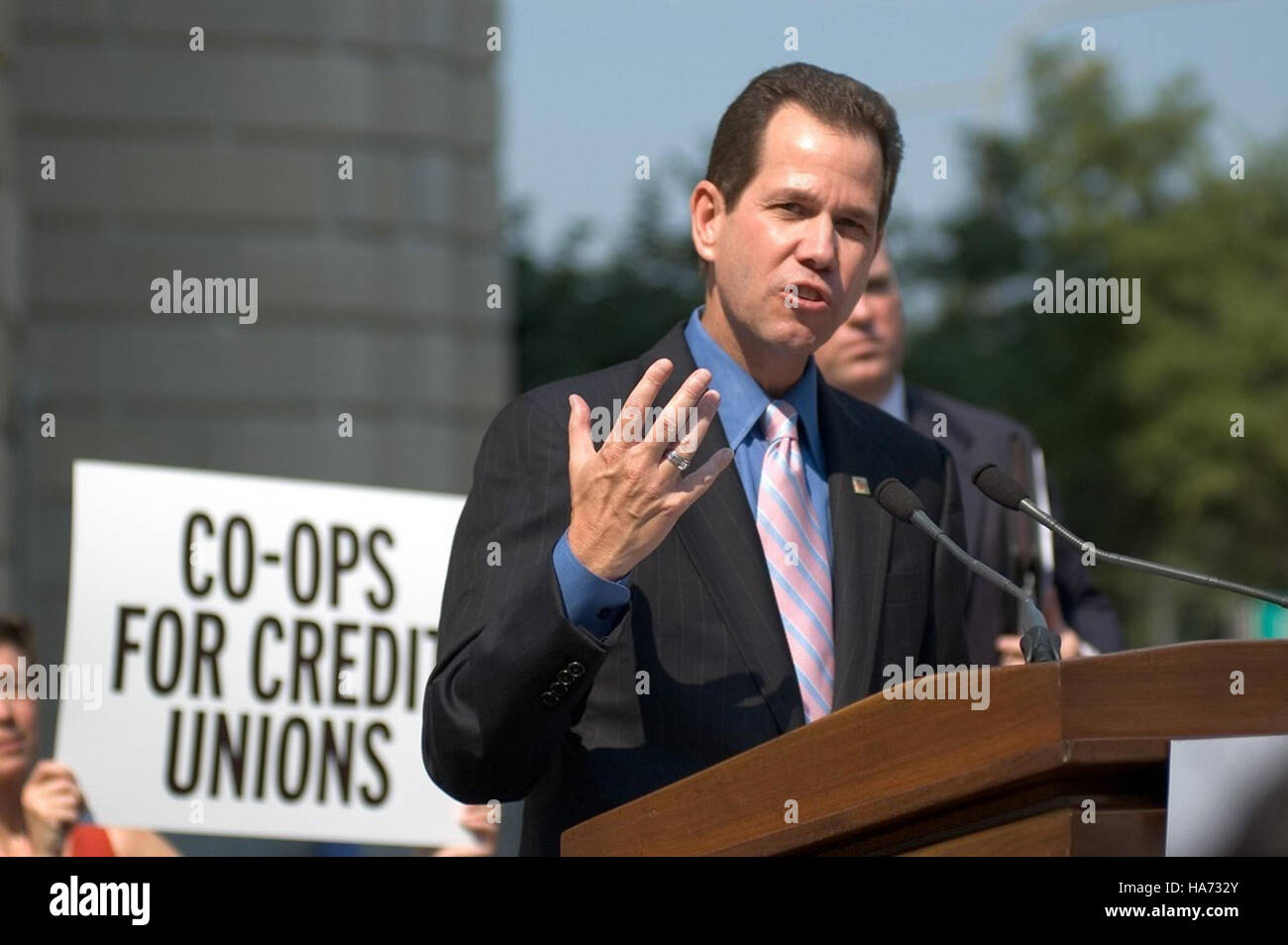 Paul Hazen wird bei einer bedeutenden Veranstaltung in Lafayette vorgestellt, die seine Rolle bei der Führung und dem Engagement in der Gemeinschaft widerspiegelt. Das Foto zeigt einen Moment von Bedeutung für den öffentlichen Dienst und die Interaktion mit der Gemeinde. Stockfoto