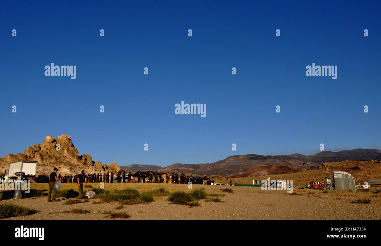 Dieses Bild zeigt eine Briefing-Sitzung in einem Spike Camp, die am 31. August stattfindet. Spike Camps sind temporäre Lageraufbauten, die bei verschiedenen Feldeinsätzen, insbesondere an abgelegenen Orten, eingesetzt werden. Die Einweisung beinhaltet in der Regel die Planung anstehender Aufgaben oder Sicherheitsverfahren in diesen Umgebungen. Stockfoto