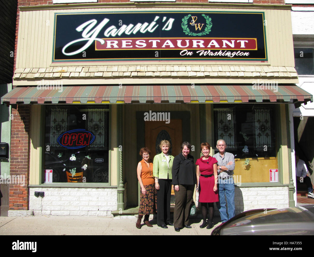 Dieses Foto zeigt eine Gruppe, die sich in Yannis versammelt hat und sich vermutlich auf einen Ort oder eine Veranstaltung bezieht, an der das US-Landwirtschaftsministerium (USDA) beteiligt ist. Die betreffende Gruppe kann an einer offiziellen Veranstaltung, einer Forschungssitzung oder einer kooperativen Landwirtschaftssitzung teilnehmen, um zur Mission des USDA beizutragen, nachhaltige Landwirtschaft, Forschung und Ernährungssicherheitsinitiativen zu fördern. Stockfoto