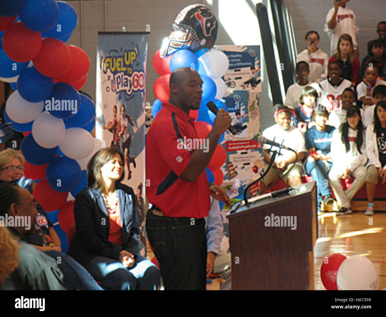 DeMeco Ryans, ein ehemaliger Linebacker der NFL, spricht über verschiedene Themen im Zusammenhang mit seiner Karriere und dem Stand des Fußballs. Ryans ist bekannt für seine Führungsposition auf dem Spielfeld und bietet Einblicke in das Spiel und seine Erfahrungen als Spieler und Trainer. Stockfoto