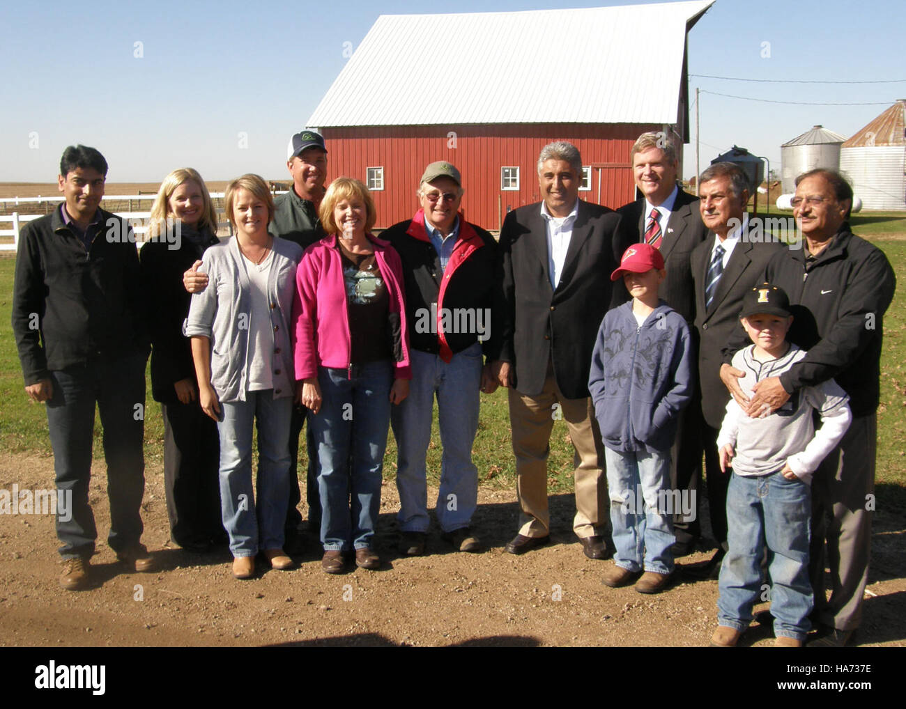 Dieses Bild zeigt den Besuch afghanischer und pakistanischer Minister auf der McKinney Farm in Iowa, bei dem Minister Tom Vilsack an Diskussionen über die Zusammenarbeit in der Landwirtschaft teilnahm. Das Foto zeigt die Bemühungen der US-Regierung, die internationalen Agrarbeziehungen zu stärken und die Zusammenarbeit im Bereich der globalen Ernährungssicherheit zu verbessern. Die Interaktion spiegelt das diplomatische Engagement zwischen den USA und diesen Nationen im Kontext der landwirtschaftlichen Entwicklung wider. Stockfoto