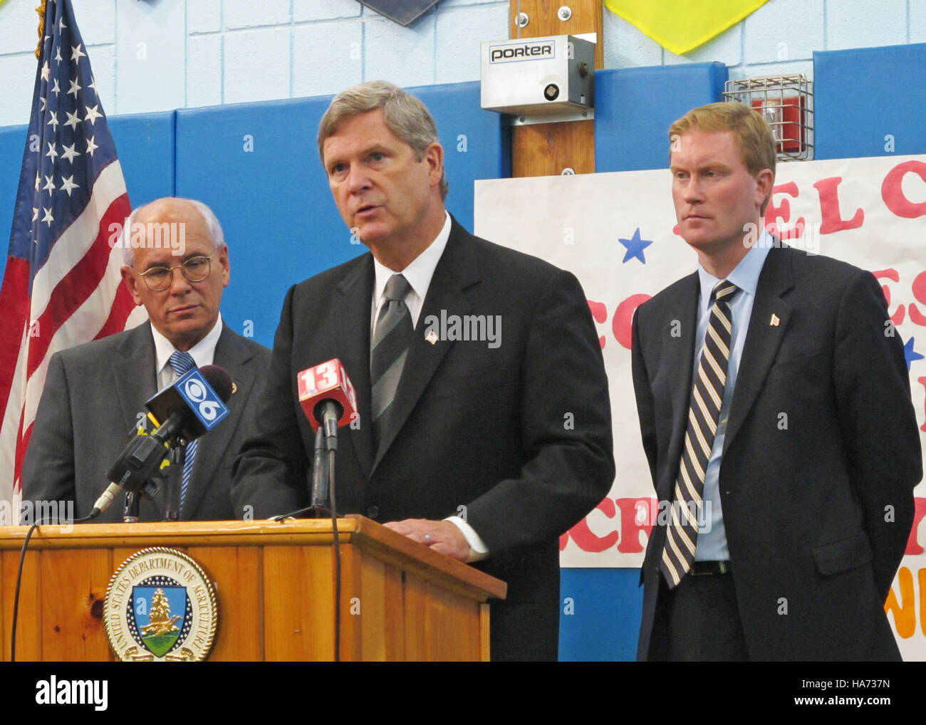 Dieses Foto zeigt Sekretär Tom Vilsack, der die Poestenkill-Schule besucht und die Bedeutung der Bildung in ländlichen Gebieten betont. Das Bild zeigt das Engagement zwischen Regierungsbeamten und lokalen Bildungseinrichtungen bei der Verbesserung von Schulprogrammen. Stockfoto