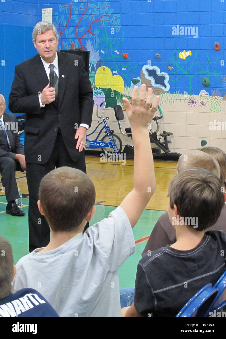 Dieses Bild, aufgenommen von der USDA, zeigt Vilsack den Besuch der Poestenkill-Schule, einen Moment im Kontext seiner Regierungsbemühungen. Sie stellt die Beteiligung öffentlicher Beamter an Bildungseinrichtungen als Teil ihrer Öffentlichkeitsarbeit und ihrer Beteiligung an der Gemeinschaft dar. Stockfoto