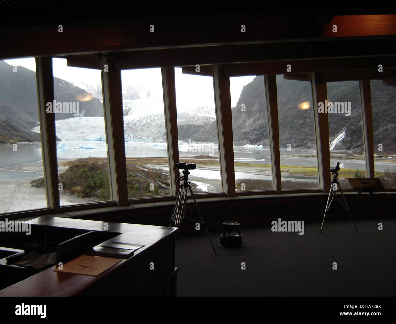 Der Mendenhall-Gletscher, sichtbar vom Besucherzentrum, befindet sich in Alaska und bietet einen atemberaubenden Blick auf die eisige Landschaft. Es ist Teil des Tongass National Forest, einer der wichtigsten Touristenattraktionen, die für ihre natürliche Schönheit und Aktivitäten im Zusammenhang mit Gletschern bekannt sind. Stockfoto