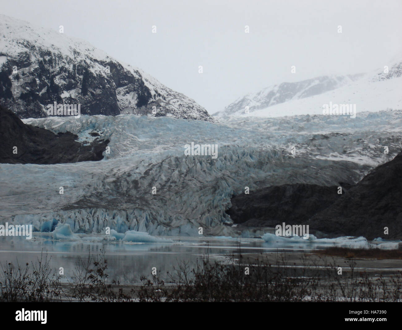 Der Mendenhall Glacier in Alaska ist ein dynamischer, sich zurückziehender Gletscher innerhalb der Mendenhall Glacier Recreation Area. Bekannt für sein atemberaubendes blaues Eis und die umliegende natürliche Schönheit, zieht es Besucher aus der ganzen Welt an, um zu wandern, Tiere zu beobachten und Fotos zu machen. Stockfoto