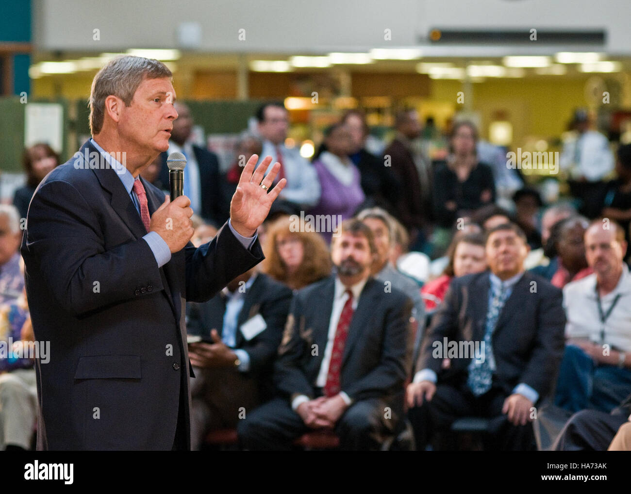 Dieses Bild zeigt ein Mitarbeitergespräch im Office of the Secretary in Washington, DC, mit Tom Vilsack, dem Landwirtschaftsminister, in dem die Arbeitskultur und die Dynamik der Regierungsbüros hervorgehoben werden. Stockfoto
