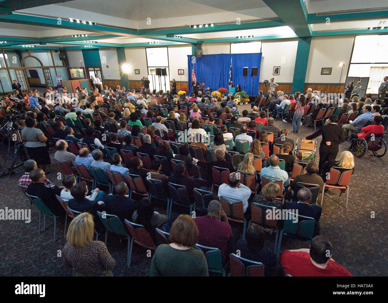 Ein Foto, das Minister Tom Vilsack bei einem Treffen in der Cafeteria des US-Landwirtschaftsministeriums, South Building, Washington, D.C. zeigt und einen Moment der Regierungsarbeit und des Engagements festhält. Stockfoto