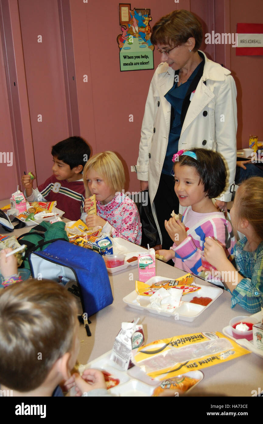 Dieses Foto mit dem Titel *usdagov 5121380144* zeigt eine Gruppe von Kindern, die in der Turner Primary School zu Mittag essen, und betont die Bedeutung von Schulessen und Gemeinschaft in Bildungsumgebungen. Stockfoto