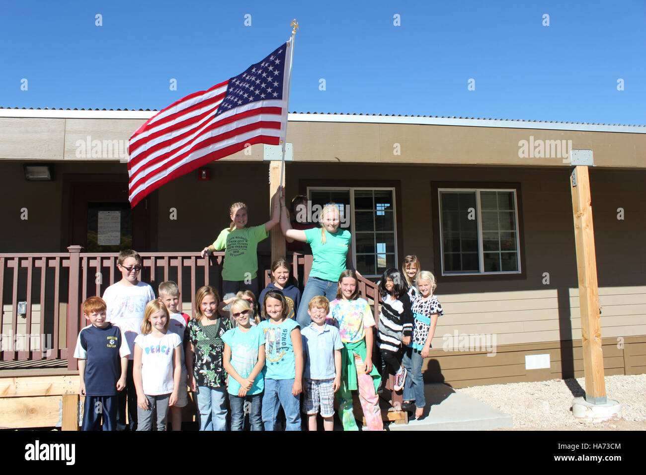 Dieses Foto zeigt eine Zeremonie der US Navy, bei der die Farben angebracht sind, die Respekt vor der Flagge und dem Militärdienst symbolisieren. Die Tradition ist ein Schlüsselaspekt des Militärprotokolls in den Vereinigten Staaten. Stockfoto