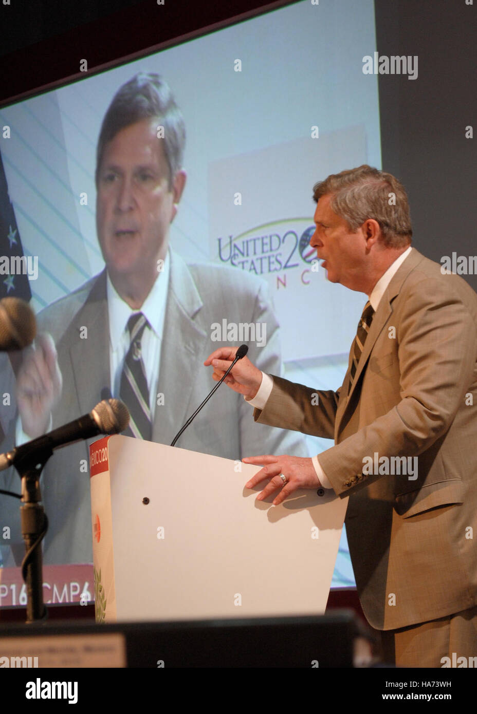 Die Klimakonferenz der Vereinten Nationen in Cancun (Mexiko) befasste sich mit globalen Umweltproblemen, einschließlich des Klimawandels. Landwirtschaftsminister Tom Vilsack hob die Notwendigkeit von Klimaschutzmaßnahmen hervor, wobei der Schwerpunkt auf nachhaltigen Praktiken und Umweltverantwortung liegen sollte. Stockfoto