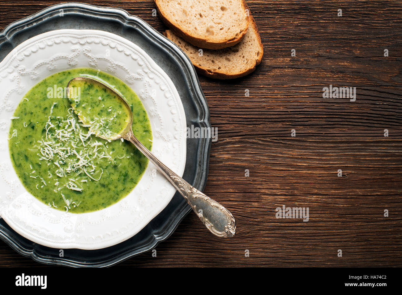 Frische grüne Suppe auf hölzernen Hintergrund Overhead schießen. Stockfoto
