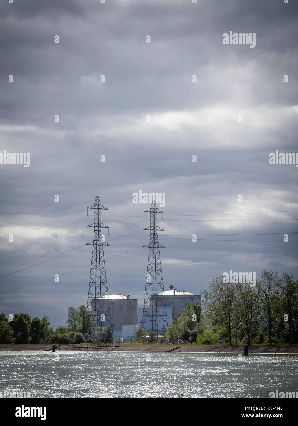 Reaktorblöcke des Kernkraftwerks Werk Fessenheim, Frankreich, an den Rhein. Stockfoto
