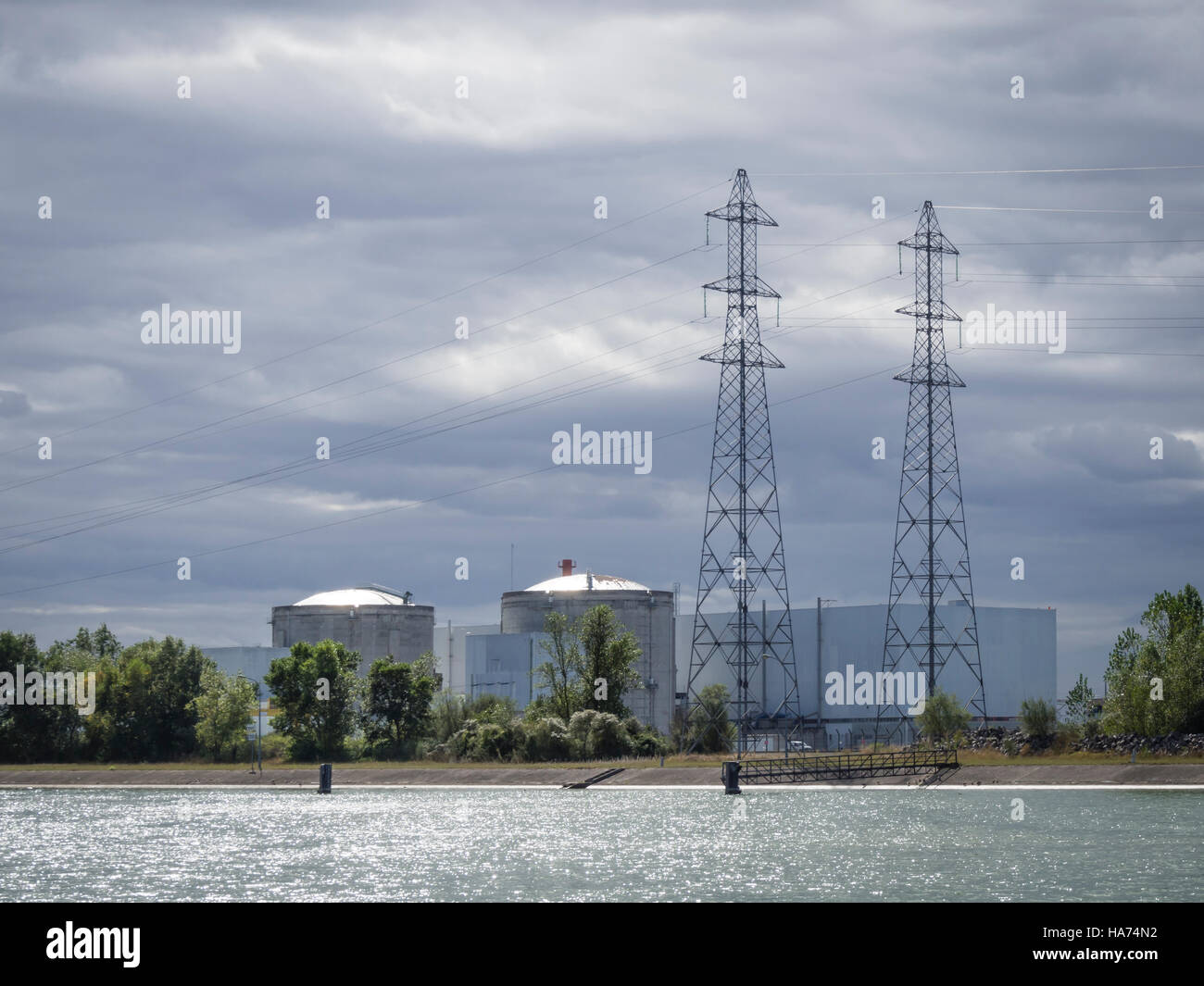 Reaktorblöcke des Kernkraftwerks Werk Fessenheim, Frankreich, an den Rhein. Stockfoto