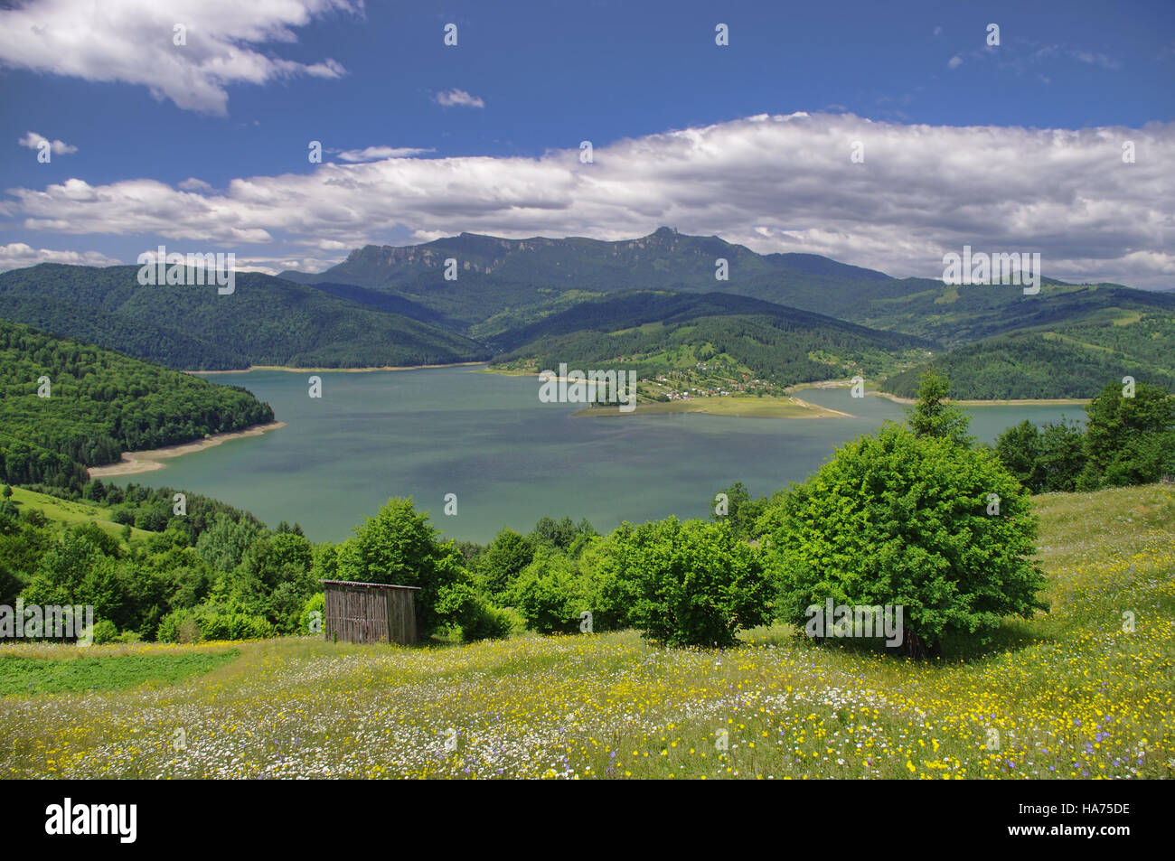 Landschaft mit See und Berg in Rumänien Stockfoto