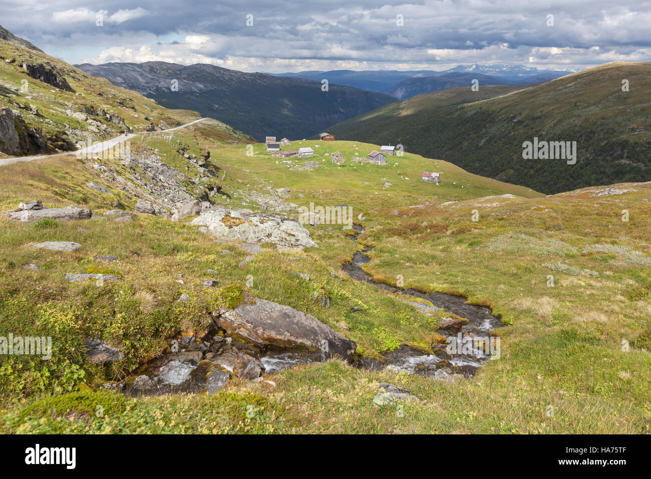 Häuser und Hytter entlang Aurlandsfjellet National Tourist Route, Norway Stockfoto