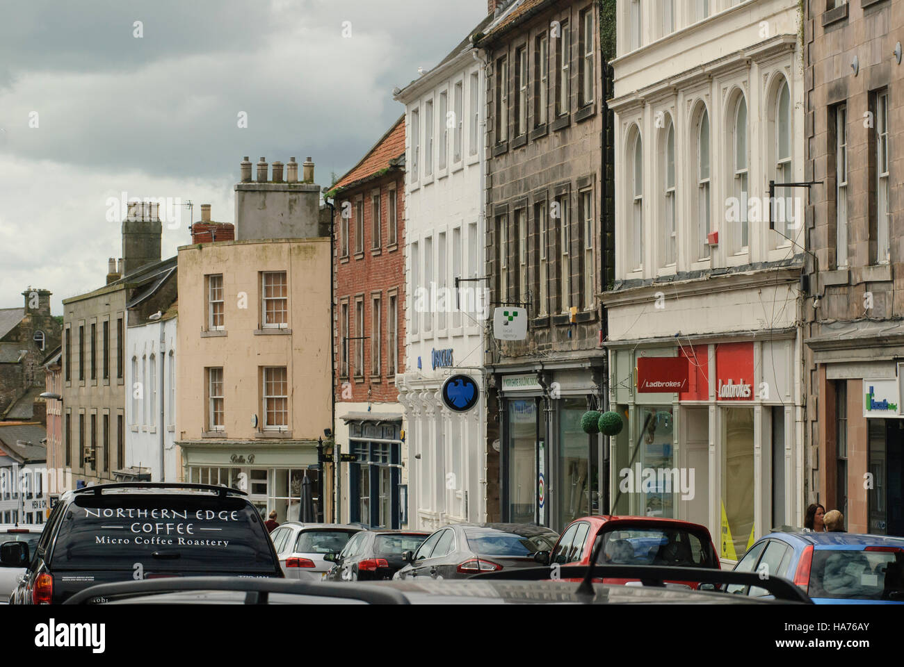 Gebäudefassaden eine altmodische High Street und in Berwick-upon-Tweed, Northumberland, England Stockfoto