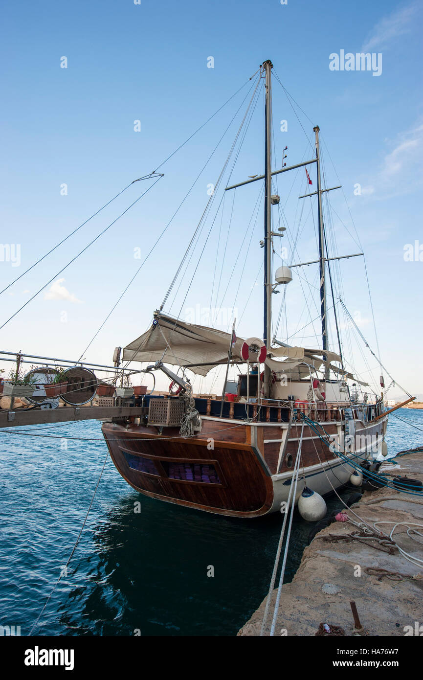 Segelschiff im Hafen von Kyrenia (Türkisch: Girne), Nord-Zypern. Stockfoto