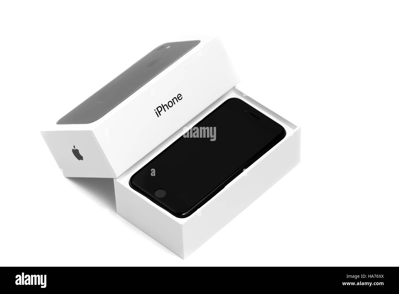 BRASOV, Rumänien - 26. November 2016: iPhone 7 neu in Originalverpackung isoliert auf weißem Hintergrund. Unboxing schießen Stockfoto