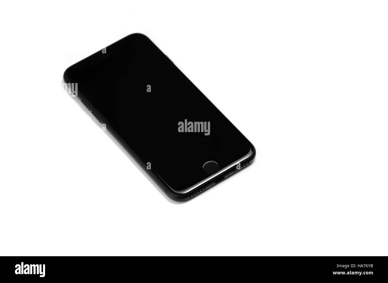 iPhone 7 schwarze Matte kohlschwarze neues Apple Produkt isoliert auf weiss Stockfoto