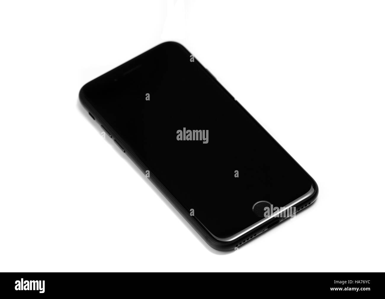 iPhone 7 schwarze Matte kohlschwarze neues Apple Produkt isoliert auf weiss Stockfoto