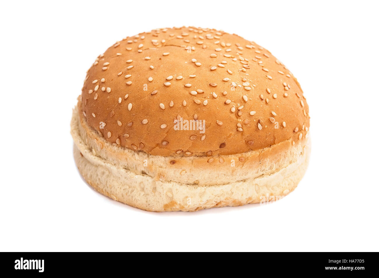 Burger-Brötchen mit Sesam isoliert auf weißem Hintergrund mit Beschneidungspfad Stockfoto